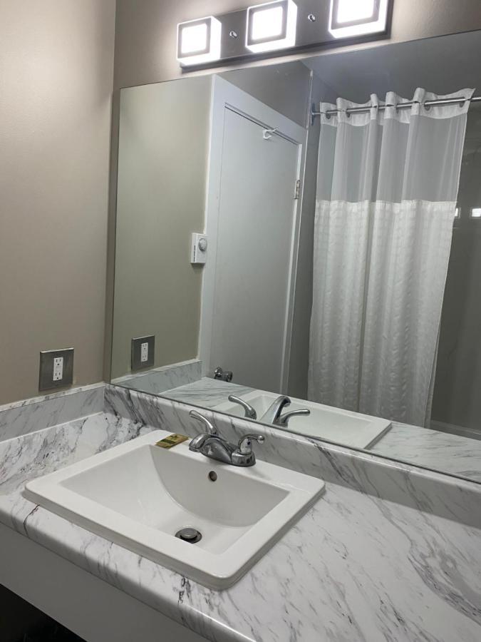 Imperial Motel 100 Mile House Екстер'єр фото