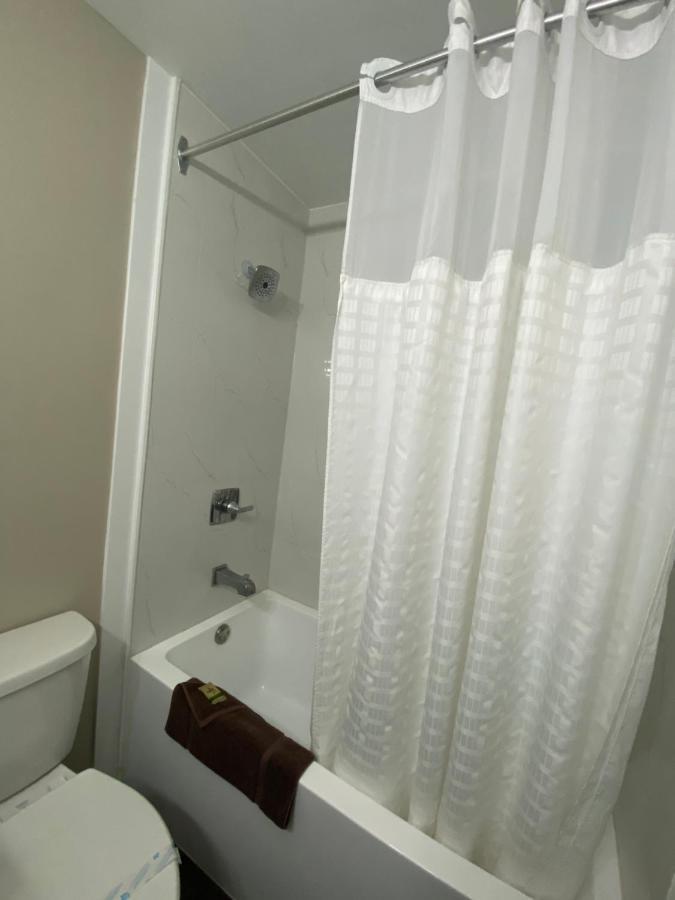 Imperial Motel 100 Mile House Екстер'єр фото