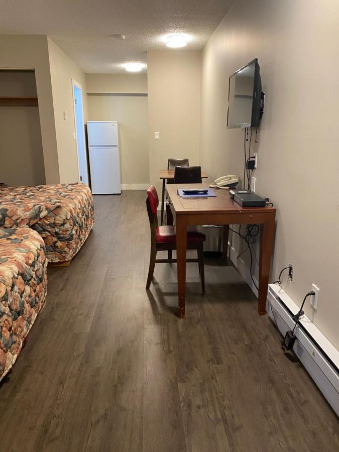 Imperial Motel 100 Mile House Екстер'єр фото