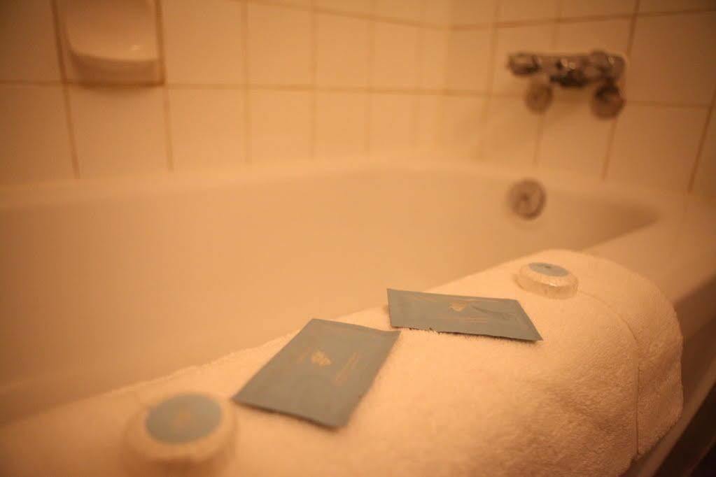 Imperial Motel 100 Mile House Екстер'єр фото