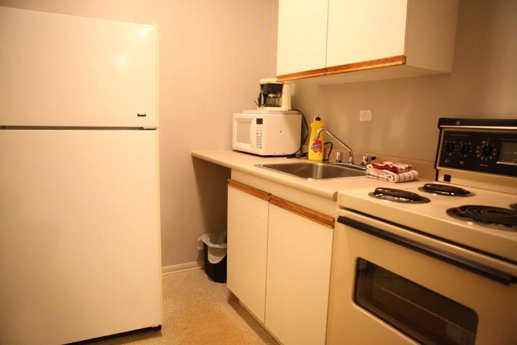 Imperial Motel 100 Mile House Екстер'єр фото