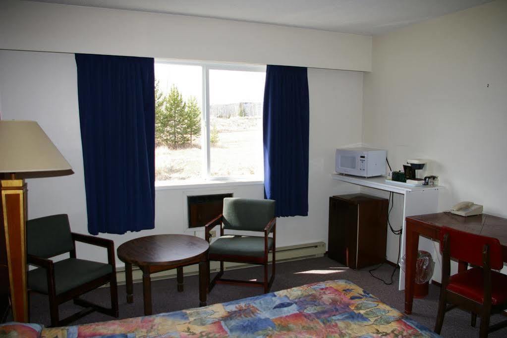 Imperial Motel 100 Mile House Екстер'єр фото