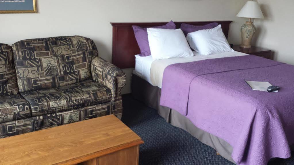 Imperial Motel 100 Mile House Екстер'єр фото