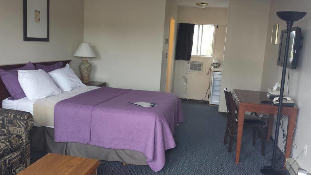 Imperial Motel 100 Mile House Екстер'єр фото