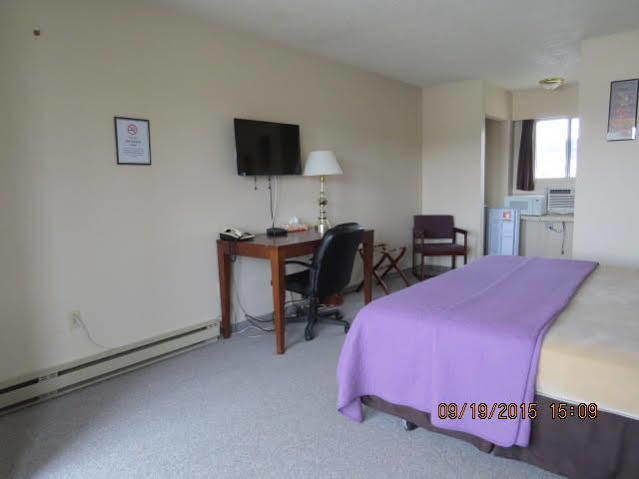 Imperial Motel 100 Mile House Екстер'єр фото
