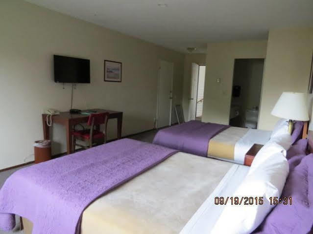 Imperial Motel 100 Mile House Екстер'єр фото