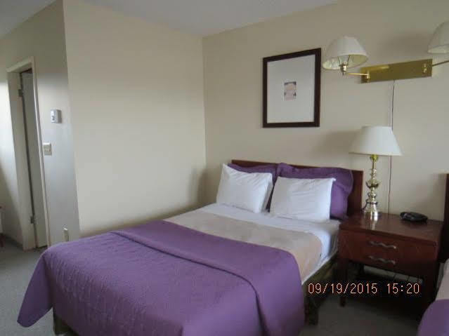 Imperial Motel 100 Mile House Екстер'єр фото